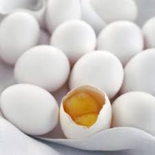 eieren waar van één ei open is gemaakt